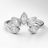 טבעת V משובצת זהב משובצת ביהלום משובצת ב-Pear &amp; Pave