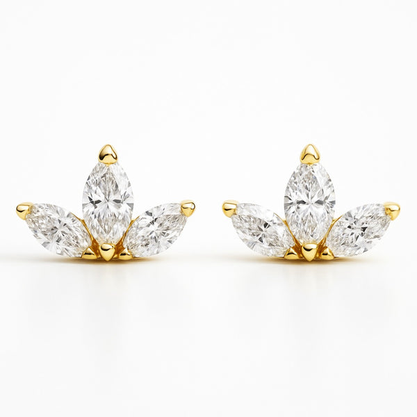 טבעת V משובצת זהב משובצת ביהלום משובצת ב-Pear &amp; Pave
