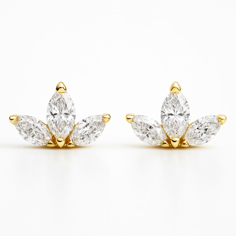 טבעת V משובצת זהב משובצת ביהלום משובצת ב-Pear &amp; Pave