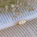 טבעת V משובצת זהב משובצת ביהלום משובצת ב-Pear &amp; Pave
