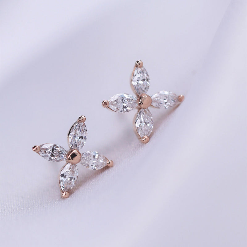 טבעת V משובצת זהב משובצת ביהלום משובצת ב-Pear &amp; Pave