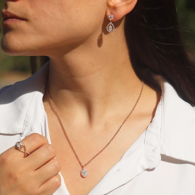 טבעת V משובצת זהב משובצת ביהלום משובצת ב-Pear &amp; Pave