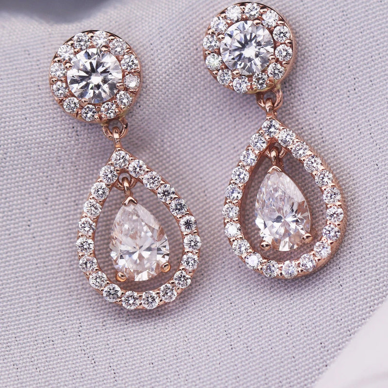 טבעת V משובצת זהב משובצת ביהלום משובצת ב-Pear &amp; Pave