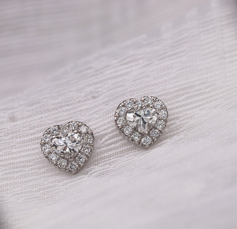 טבעת V משובצת זהב משובצת ביהלום משובצת ב-Pear &amp; Pave