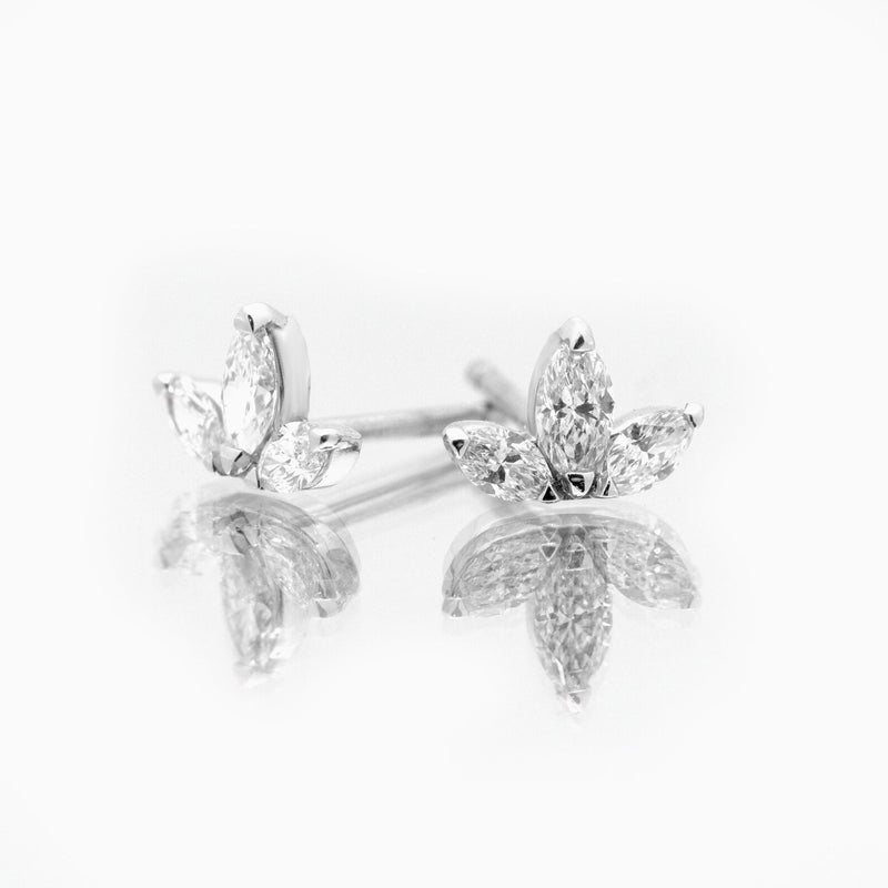טבעת V משובצת זהב משובצת ביהלום משובצת ב-Pear &amp; Pave