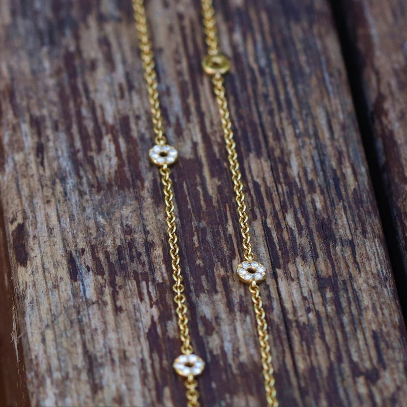 Round Necklace in Gold with Diamonds