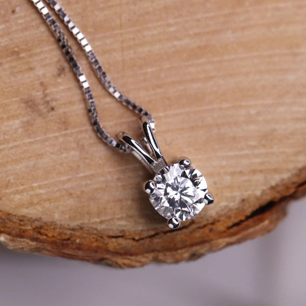 Solitaire Necklace in Gold with Diamonds