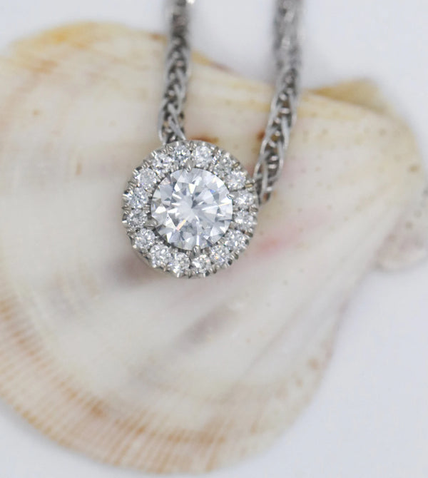 Halo Necklace in Gold with Diamonds