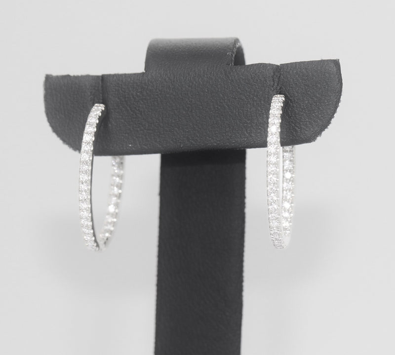 Round shape Earrings in Gold with Diamonds