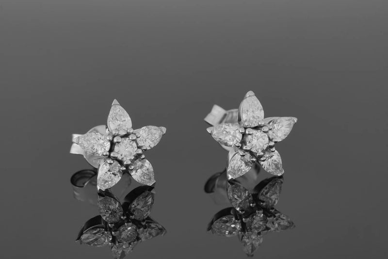 טבעת V משובצת זהב משובצת ביהלום משובצת ב-Pear &amp; Pave