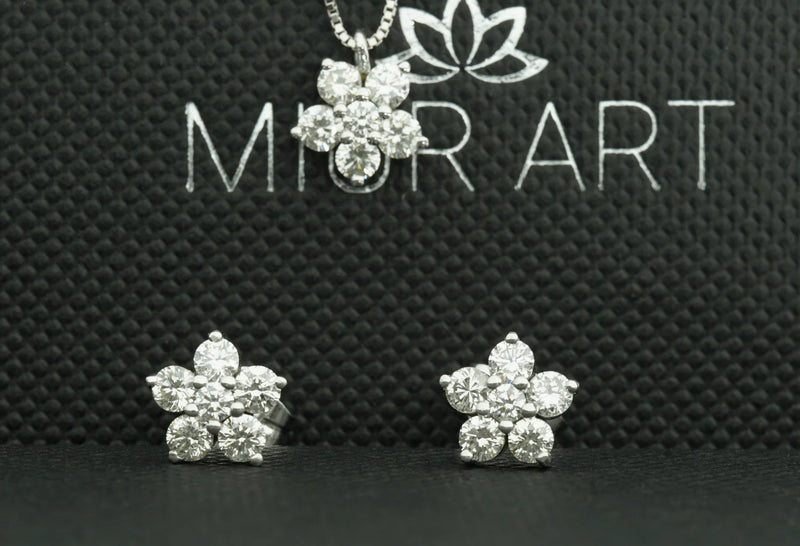 Flower Shaped Earrings in Gold with Diamonds