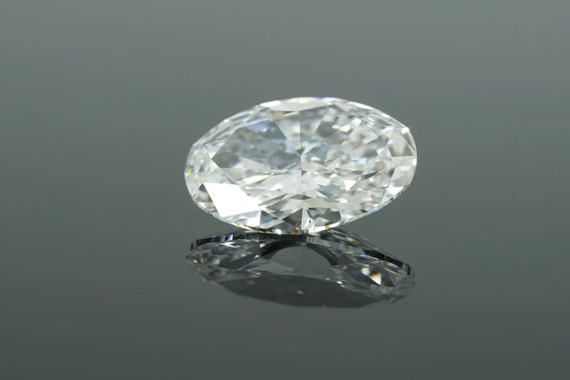 טבעת V משובצת זהב משובצת ביהלום משובצת ב-Pear &amp; Pave