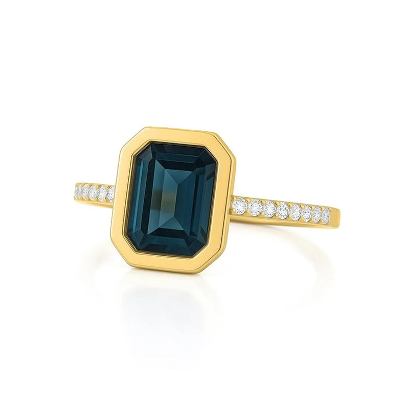 Emerald Cut Ring in gold with diamonds