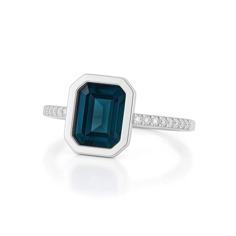 Emerald Cut Ring in gold with diamonds