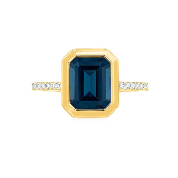 Emerald Cut Ring in gold with diamonds