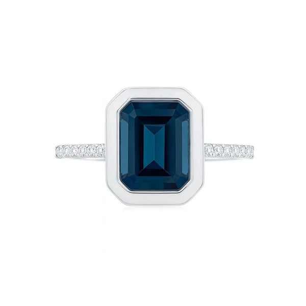 Emerald Cut Ring in gold with diamonds