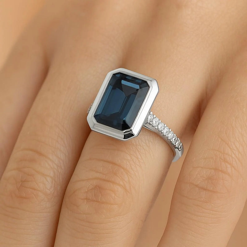 Emerald Cut Ring in gold with diamonds