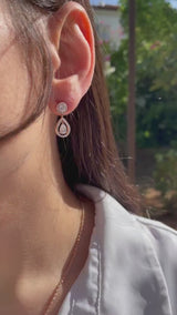 טבעת V משובצת זהב משובצת ביהלום משובצת ב-Pear &amp; Pave